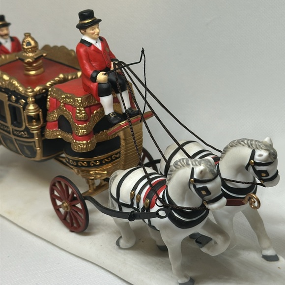 Retired Dickens Village Queen’s Parliamentary Coach - Picture 8 of 12